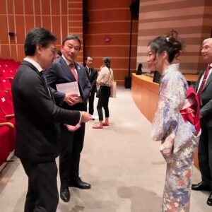 Ayumi Takano Instagram - Geçen Sarı günü Sabancı Üniversitesi’nin düzenlediği “Sakura Festivali Gala Etkinliği”nde sunuculuk yaptım 🌸
Bu etkinlikle elde edilen gelirin tamamı, Sabancı Üniversitesi’nin “Geleceğe Söz Ver” burs programına aktarıldı. 

Büyükelçimiz ve Başkonsolosumuz da katıldığı Türkiye ile Japonya arasındaki diplomatik ilişkilerin yüzüncü yılını kutladığımız bu anlamlı gecede görev aldığım için çok mutluyum. 

Sabancı üniversitesi kampüsünde 2000 e yakın Kiraz (Sakura) ağaçları var Japonya’daki baharı özlüyorum hep, bundan sonra artık buraya Sakuraları izlemeye geleceğim 🌸❤️

サバンジュ大学のチャリティイベントの司会をしてきました。この大学のキャンパスには、日本のコマツが寄贈した2000本近い桜の木が植えられています。お花見を兼ねて集まった方たちがこの大学で学ぶ学生さんのために奨学金を寄付しました。
学問を志す若い方たち1人でも多くがこの美しいキャンパスで学ぶ機会を得られますように🙏🏼

#sabancıüniversitesi #sakura #kirazçiçeği #etkinlik
