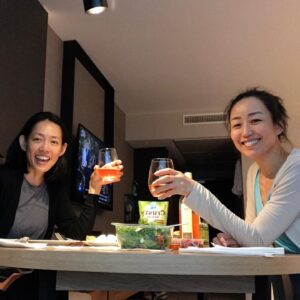 Ayumi Takano Instagram - コロナからずっと会えなかった大好きなお友達、沙知絵さん　@harasachie とミュンヘンで遊んできましたー。近くに住んでた事もあって詳しいからいろいろ案内してもらって、食べて飲んでお喋りしてお買い物して充電完了。なぜか「あーそろそろキツいかも〜」のタイミングで声をかけてくれるお友達がいる私は本当に幸せです。また遊んでね♥️ てか写真見たら本当によく食べて飲んでる私達😃

Pandemi sonrası hiç görüşemediğim canım arkadaşımla buluştuk😊O kadar iyi geldi ki bana, çok özlemişim iyi ki varsın 🙏🏼