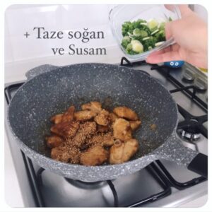 Ayumi Takano Instagram - Tatlı ekşi soslu tavuk yaptım :) 
Tarifini fotoğrafları kaydırarak bakabilirsiniz..
Tavuk göğsü kalorisi düşük proteini yüksek✨Fazla pişirildiği zaman sertleşiyor ama yoğurtta biraz bekletip ince keserek hızlıca pişirince yumuşacık olur🌸 Sirke de fazla keskin olmasın diye #kemalkükrer ballı elma sirkesini kullanıyorum çok yakışıyor 🍏 Biz bu yemeğin yanına haşlama pilav (yağ ve tuz yok) yiyoruz 🍚 
Kolay ve hesaplı bir tarif tavsiye ederim 😊
お昼は胸肉で甘酢チキンにしましたーご飯いっぱいいけちゃうから危険なのでお昼に。久々に公演が無い週末、お台所にゆっくり入れて楽しかったです🌸
#yemektarifleri #japonmutfağı #ayumininmutfağı #akşamyemeği #dietyemeklerim #sağlıklıbeslenme #kolayyemektarifleri @kemalkukrer1915