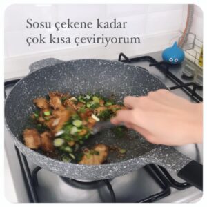 Ayumi Takano Instagram - Tatlı ekşi soslu tavuk yaptım :) 
Tarifini fotoğrafları kaydırarak bakabilirsiniz..
Tavuk göğsü kalorisi düşük proteini yüksek✨Fazla pişirildiği zaman sertleşiyor ama yoğurtta biraz bekletip ince keserek hızlıca pişirince yumuşacık olur🌸 Sirke de fazla keskin olmasın diye #kemalkükrer ballı elma sirkesini kullanıyorum çok yakışıyor 🍏 Biz bu yemeğin yanına haşlama pilav (yağ ve tuz yok) yiyoruz 🍚 
Kolay ve hesaplı bir tarif tavsiye ederim 😊
お昼は胸肉で甘酢チキンにしましたーご飯いっぱいいけちゃうから危険なのでお昼に。久々に公演が無い週末、お台所にゆっくり入れて楽しかったです🌸
#yemektarifleri #japonmutfağı #ayumininmutfağı #akşamyemeği #dietyemeklerim #sağlıklıbeslenme #kolayyemektarifleri @kemalkukrer1915