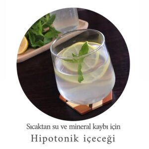 Ayumi Takano Instagram - Hava çok sıcak su kaybediyorum diye su içiyorum fakat hep su değil arada hipotonik içeceği hazırlayıp içiyorum. Japonya’nın yazı çok sıcak ve nemli, çok kişi sıcak çarpmasından hastanelik oluyor orada hipotonik içecek çok yaygın her markette bulunabiliyor… Burası da artık çok sıcak bilinçli olarak sıvı almamız lazım. Bu içecek grip olup ateşlendiği zaman da işimize yarar, tarifi burada dursun :) 
暑中お見舞い申し上げます。イスタンブルもすごく暑いので、自家製ハイポトニック飲料を常備しています。
#yaziçecekleri #sağlıklıyaşam
