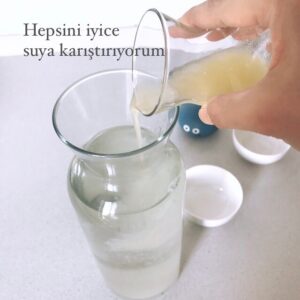 Ayumi Takano Instagram - Hava çok sıcak su kaybediyorum diye su içiyorum fakat hep su değil arada hipotonik içeceği hazırlayıp içiyorum. Japonya’nın yazı çok sıcak ve nemli, çok kişi sıcak çarpmasından hastanelik oluyor orada hipotonik içecek çok yaygın her markette bulunabiliyor… Burası da artık çok sıcak bilinçli olarak sıvı almamız lazım. Bu içecek grip olup ateşlendiği zaman da işimize yarar, tarifi burada dursun :) 
暑中お見舞い申し上げます。イスタンブルもすごく暑いので、自家製ハイポトニック飲料を常備しています。
#yaziçecekleri #sağlıklıyaşam