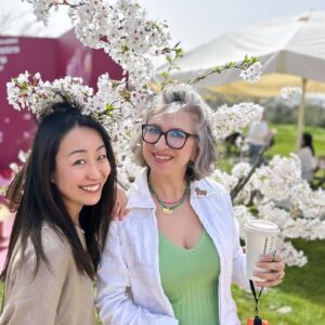 Ayumi Takano Instagram - Geçen Sarı günü Sabancı Üniversitesi’nin düzenlediği “Sakura Festivali Gala Etkinliği”nde sunuculuk yaptım 🌸
Bu etkinlikle elde edilen gelirin tamamı, Sabancı Üniversitesi’nin “Geleceğe Söz Ver” burs programına aktarıldı. 

Büyükelçimiz ve Başkonsolosumuz da katıldığı Türkiye ile Japonya arasındaki diplomatik ilişkilerin yüzüncü yılını kutladığımız bu anlamlı gecede görev aldığım için çok mutluyum. 

Sabancı üniversitesi kampüsünde 2000 e yakın Kiraz (Sakura) ağaçları var Japonya’daki baharı özlüyorum hep, bundan sonra artık buraya Sakuraları izlemeye geleceğim 🌸❤️

サバンジュ大学のチャリティイベントの司会をしてきました。この大学のキャンパスには、日本のコマツが寄贈した2000本近い桜の木が植えられています。お花見を兼ねて集まった方たちがこの大学で学ぶ学生さんのために奨学金を寄付しました。
学問を志す若い方たち1人でも多くがこの美しいキャンパスで学ぶ機会を得られますように🙏🏼

#sabancıüniversitesi #sakura #kirazçiçeği #etkinlik