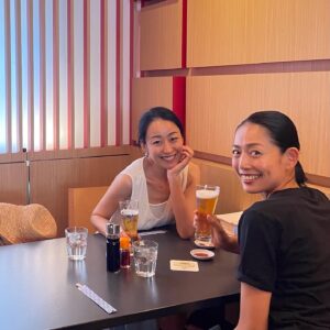 Ayumi Takano Instagram - コロナからずっと会えなかった大好きなお友達、沙知絵さん　@harasachie とミュンヘンで遊んできましたー。近くに住んでた事もあって詳しいからいろいろ案内してもらって、食べて飲んでお喋りしてお買い物して充電完了。なぜか「あーそろそろキツいかも〜」のタイミングで声をかけてくれるお友達がいる私は本当に幸せです。また遊んでね♥️ てか写真見たら本当によく食べて飲んでる私達😃

Pandemi sonrası hiç görüşemediğim canım arkadaşımla buluştuk😊O kadar iyi geldi ki bana, çok özlemişim iyi ki varsın 🙏🏼
