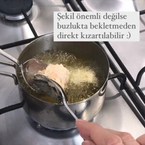 Ayumi Takano Instagram - Mcdonald’s nuggets şeklinde olması önemli değilse 20 dakikada hazır😊Tarifini fotoğraflarları kaydırarak bakabilirsiniz. 
Evde her zaman olan malzemelerle kolay ve hesaplı bir tarif, bu malzemelerden 15 tane çıkıyor ama aileyseniz 2 kat yapın çünkü hemen bitebilir 😃Dışarda fastfood yemek eğlenceli ama evde yapınca taze sıcacık daha güzel bence..
Deneyen olursa yorumunu bekliyorum 💕
ナゲット揚げたてはやっぱり美味しいよねー。夜のおつまみに作ったけどそれまでに終わっちゃいそうです。
#kolayyemektarifleri #yemektarifleri #nuggets #tavukyemekleri #tavukköftesi #tarifler #ayumininmutfağı