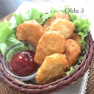 Ayumi Takano Instagram - Mcdonald’s nuggets şeklinde olması önemli değilse 20 dakikada hazır😊Tarifini fotoğraflarları kaydırarak bakabilirsiniz. 
Evde her zaman olan malzemelerle kolay ve hesaplı bir tarif, bu malzemelerden 15 tane çıkıyor ama aileyseniz 2 kat yapın çünkü hemen bitebilir 😃Dışarda fastfood yemek eğlenceli ama evde yapınca taze sıcacık daha güzel bence..
Deneyen olursa yorumunu bekliyorum 💕
ナゲット揚げたてはやっぱり美味しいよねー。夜のおつまみに作ったけどそれまでに終わっちゃいそうです。
#kolayyemektarifleri #yemektarifleri #nuggets #tavukyemekleri #tavukköftesi #tarifler #ayumininmutfağı