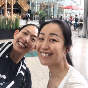 Ayumi Takano Instagram - コロナからずっと会えなかった大好きなお友達、沙知絵さん　@harasachie とミュンヘンで遊んできましたー。近くに住んでた事もあって詳しいからいろいろ案内してもらって、食べて飲んでお喋りしてお買い物して充電完了。なぜか「あーそろそろキツいかも〜」のタイミングで声をかけてくれるお友達がいる私は本当に幸せです。また遊んでね♥️ てか写真見たら本当によく食べて飲んでる私達😃

Pandemi sonrası hiç görüşemediğim canım arkadaşımla buluştuk😊O kadar iyi geldi ki bana, çok özlemişim iyi ki varsın 🙏🏼