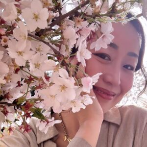 Ayumi Takano Instagram - Geçen Sarı günü Sabancı Üniversitesi’nin düzenlediği “Sakura Festivali Gala Etkinliği”nde sunuculuk yaptım 🌸
Bu etkinlikle elde edilen gelirin tamamı, Sabancı Üniversitesi’nin “Geleceğe Söz Ver” burs programına aktarıldı. 

Büyükelçimiz ve Başkonsolosumuz da katıldığı Türkiye ile Japonya arasındaki diplomatik ilişkilerin yüzüncü yılını kutladığımız bu anlamlı gecede görev aldığım için çok mutluyum. 

Sabancı üniversitesi kampüsünde 2000 e yakın Kiraz (Sakura) ağaçları var Japonya’daki baharı özlüyorum hep, bundan sonra artık buraya Sakuraları izlemeye geleceğim 🌸❤️

サバンジュ大学のチャリティイベントの司会をしてきました。この大学のキャンパスには、日本のコマツが寄贈した2000本近い桜の木が植えられています。お花見を兼ねて集まった方たちがこの大学で学ぶ学生さんのために奨学金を寄付しました。
学問を志す若い方たち1人でも多くがこの美しいキャンパスで学ぶ機会を得られますように🙏🏼

#sabancıüniversitesi #sakura #kirazçiçeği #etkinlik
