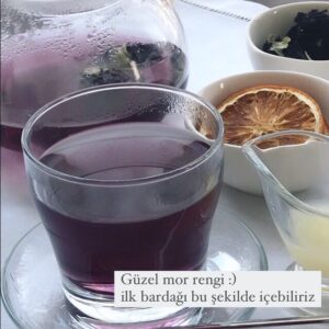 Ayumi Takano Instagram - Tarifi fotoğrafları kaydırarak okuyabilirsiniz 👈
Hatmi çiçeği çayının rengini çok severim hem de çok faydalı özellikleri var 😊
-Öksürük fazla sigara gibi nedenlerden tahriş olmuş boğazı rahatlatır. 
-Mukoza koruma özelliği olduğu için mide rahatsızlığa iyi gelir.
-İçindeki Antosianinler
 göz yorgunluğuna iyi gelir.
‘Grip olmak istemiyorum ama galiba geliyor boğazım kaşınıyor’ dediğim zaman hemen bu çayı yapıyorum C vitamini takviyesi olarak limonu eklediği zaman çayın pembe rengine dönüşmesi de hoşuma gidiyor 🌸
Aktarlardan kolayca bulabilirsiniz. 
Şifa olsun🌿
#bluemallowtea #şifalıbitkiler #bitkiçayı #sağlıklıtarifler #çaykeyfi #sağlıklıyaşam