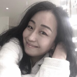 Ayumi Takano Instagram - kulis 🎭 
Oyunumuza önümüzdeki sezon de devam edeceğiz! O güne kadar bu kulise de kısa bir veda😊 
シーズンが終わって、化粧前を片付けてちょっと寂しくなってます。来シーズンも引き続きの上演が決まりました👏🏼この楽屋とも暫しのお別れ😊
#durutiyatro #演劇 #舞台 #楽屋 #tiyatro #kulis