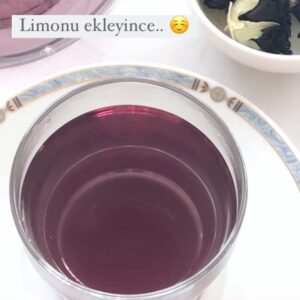 Ayumi Takano Instagram - Tarifi fotoğrafları kaydırarak okuyabilirsiniz 👈
Hatmi çiçeği çayının rengini çok severim hem de çok faydalı özellikleri var 😊
-Öksürük fazla sigara gibi nedenlerden tahriş olmuş boğazı rahatlatır. 
-Mukoza koruma özelliği olduğu için mide rahatsızlığa iyi gelir.
-İçindeki Antosianinler
 göz yorgunluğuna iyi gelir.
‘Grip olmak istemiyorum ama galiba geliyor boğazım kaşınıyor’ dediğim zaman hemen bu çayı yapıyorum C vitamini takviyesi olarak limonu eklediği zaman çayın pembe rengine dönüşmesi de hoşuma gidiyor 🌸
Aktarlardan kolayca bulabilirsiniz. 
Şifa olsun🌿
#bluemallowtea #şifalıbitkiler #bitkiçayı #sağlıklıtarifler #çaykeyfi #sağlıklıyaşam