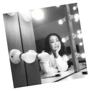 Ayumi Takano Instagram - Kulis adlı bir oyun var Japoncadan Türkçeye çevirdiğim, yazar bir tiyatro kulisinde duvarda bulunan ütü izini görünce o hikaye gelmiş aklına.. öyle bir acı, hırs, çaresizlik yaşamadım ne bir oyuncu olarak ne de bir kadın olarak çok şükür.. ama tiyatro kulisine girdiğimde hep buradan geçen sayısız oyuncuların hikayelerini hayal ediyorum o oyunun metninde olduğu gibi 🎭