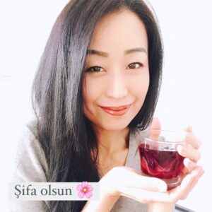 Ayumi Takano Instagram - Tarifi fotoğrafları kaydırarak okuyabilirsiniz 👈
Hatmi çiçeği çayının rengini çok severim hem de çok faydalı özellikleri var 😊
-Öksürük fazla sigara gibi nedenlerden tahriş olmuş boğazı rahatlatır. 
-Mukoza koruma özelliği olduğu için mide rahatsızlığa iyi gelir.
-İçindeki Antosianinler
 göz yorgunluğuna iyi gelir.
‘Grip olmak istemiyorum ama galiba geliyor boğazım kaşınıyor’ dediğim zaman hemen bu çayı yapıyorum C vitamini takviyesi olarak limonu eklediği zaman çayın pembe rengine dönüşmesi de hoşuma gidiyor 🌸
Aktarlardan kolayca bulabilirsiniz. 
Şifa olsun🌿
#bluemallowtea #şifalıbitkiler #bitkiçayı #sağlıklıtarifler #çaykeyfi #sağlıklıyaşam