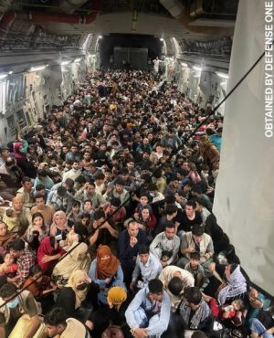 Azita Ghanizada Instagram - Apparently this pilot took off way over capacity.  Truth or not. Seeing people get to freedom after several horrific days is the kind of humanity we need to see via @abcnews 

#afghanistan  keep Kabul civilian flights open 🙏🏽 

Also, those asking where all the women are.  Not many will feel safe going to the airport right now.