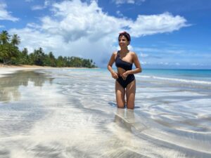 Azita Ghanizada Instagram - So far, so bueno 
🍍💙🌞🌊🏝
#grinddetox