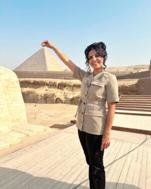 Azita Ghanizada Instagram - Tomorrow night on @nbc &  @peacock #QuantumLeap

Yeah, that’s not CGI, those are the actual pyramids of Giza, filming at the foot of the Sphinx 🫣 what an experience to be in #EGYPT & all her glory with the most lovely cast & crew. More photos when I can.

Tune in tune in tune in Wednesday, 12/13 8pm.📺
Written by @deangeorgaris directed by @chrisgrismer cast by @jennifercoopercasting