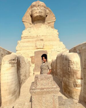 Azita Ghanizada Instagram - Tomorrow night on @nbc &  @peacock #QuantumLeap

Yeah, that’s not CGI, those are the actual pyramids of Giza, filming at the foot of the Sphinx 🫣 what an experience to be in #EGYPT & all her glory with the most lovely cast & crew. More photos when I can.

Tune in tune in tune in Wednesday, 12/13 8pm.📺
Written by @deangeorgaris directed by @chrisgrismer cast by @jennifercoopercasting