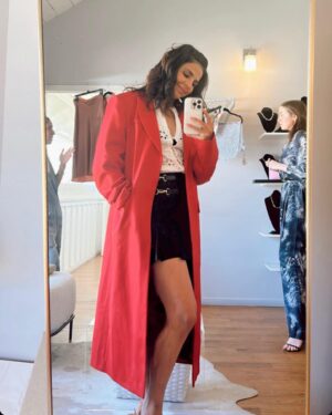 Azita Ghanizada Instagram - Summer’s been a complicated one for sure. 

Chaotic, poetic, sparkly, dark.  New things show up 🤍 and old things lurk to pull you deep into your humanness. 🖤

But you get bangs, (realizing they legit trauma bangs) show a little leg, say yes to the drinks and the friends, kiss your therapy pup, and honor all the moments with a fit check mirror selfie. 

💛🌞☀️ #maincharacterenerg #summer #mirrorselfie #look #inspo #styleandthebeach #styleinspiration #notablogger #onstrike 🤷🏻‍♀️