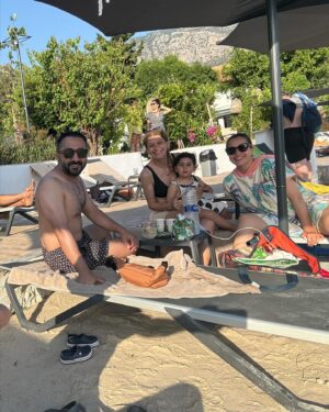 Aziz Aslan Instagram - Harika bir tatili geride bıraktık. Bu güzel buluşmaya ev sahipliği yapan sevgili dostlar  @ozkantorunogullari @fitbybetul ve @oguntorunogullari 🙏🤍🤍 nazik davetiniz için çok teşekkür ederiz. Ellerinize sağlık her şey için.