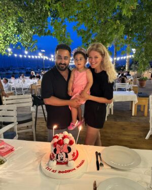 Aziz Aslan Instagram - Harika bir tatili geride bıraktık. Bu güzel buluşmaya ev sahipliği yapan sevgili dostlar  @ozkantorunogullari @fitbybetul ve @oguntorunogullari 🙏🤍🤍 nazik davetiniz için çok teşekkür ederiz. Ellerinize sağlık her şey için.
