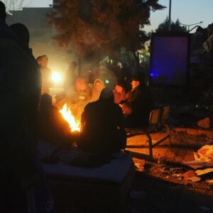 Aziz Aslan Instagram - Dün gece itibariyle sevgili abim @alperkul ile Maraş’tan İstanbul’a intikal etmiş bulunuyoruz. 
Arkamızda kocaman bir enkaz bırakarak. 
Biliyorum ki içiniz içinizi yiyor. Yatarken üstünüze yorgan çekmeye utanıyorsunuz. Onların bu soğuk kış gecesinde üşüdüğünü, belki de yatacak yerleri olmadığını bildiğiniz için. Yemek yemeye utanıyorsunuz yiyecek bişeyleri var mıdır diye düşünürken. Evladınızı sevmeye utanıyorsunuz. Evlatlarını, ana babalarını, kardeşlerini, sevdiklerini kaybetmişken insanlar. 
İçinizde derin bir mutsuzluğun olduğunu da biliyorum. Çünkü aynı duyguları ben de yaşıyorum. Etrafımda ki bütün dost ve arkadaşlarımın da aynı hisleri derinden yaşadığını biliyorum🙏 İyi ki varsınız. 

Arkamızda kocaman bir enkaz bıraktık. İçinde kalanlar da dışında kalanlar da bu enkazın altında maalesef. Son bir umut insanlar sevdiklerini sağ salim çıkarabilmek için canını dişine takmış didiniyorlar. Acı, öfke, çaresizlik, mutsuzluk, umutsuzluk ne ararsan var. “Sesimi duyan var mı ?” seslenişleri dört bir yanda, her bir enkazın başında çınlıyor. Perişan bir halde, sevdiklerinin çıkarılmasını bekliyor insanlar ateş başında günlerdir. Onların acılarını da hissediyor ve sabırlar diliyorum🙏
Üç beş gün sonra bu ülkeyi yönetenler en iyi bildikleri şeyi yapacak. Enkaz kaldırmayı. O çok sevdikleri kepçelerle, çok sevdikleri moloz yığınlarını, çok sevdikleri kamyonlara yükleyip dökecekler bir yere. Anıları, eşyalarıyla birlikte hem de. Bir kez daha anladım, anladık (anlamış olmalıyız) biz yurttaşlarını ne kadar çok sevmediklerini. 
Acımı, üzüntümü, öfkemi anlatmak zor. Keşke bir rüya olsaydı bütün bunlar. Ama maalesef değil işte. 
Yazılacak onca şey var ki sayfalar yetmez. Hayatını kaybeden güzel ülkemizin güzel insanlarına rahmet, kalanlarına sabır, yaralı insanlarımıza acil şifalar dilerim. 
Umarım bu deprem yaşadıklarımızın en dibi olur ve çıkarılması gereken bütün dersleri çıkarır, tek bir insanımızın kılına bile zarar gelmeyecek şekilde hazırlığımızı yaparız🙏 
 
Ayrıca enkazlardan insan çıkarmak için canla başla uğraşan @sararamakurtarma ekibi🙏 yanınızda çalışmamıza olanak sağlayıp, bir nebze olsun işe yaramamızı sağladığınız için teşekkürler🙏