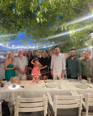 Aziz Aslan Instagram - Harika bir tatili geride bıraktık. Bu güzel buluşmaya ev sahipliği yapan sevgili dostlar  @ozkantorunogullari @fitbybetul ve @oguntorunogullari 🙏🤍🤍 nazik davetiniz için çok teşekkür ederiz. Ellerinize sağlık her şey için.