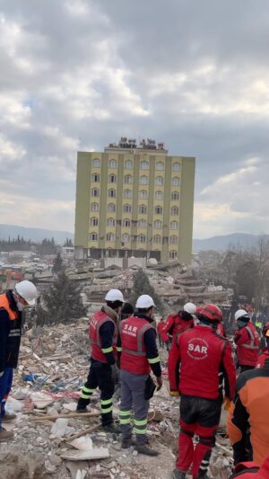 Aziz Aslan Instagram - Yüzlerce insan olarak aşağılık, pislik, yandaş bir müteahhitin pisliğini temizlemeye çalışıyoruz. Üstünde bulunduğumuz bina 8 blokluk bir siteye ait. Ve çoğu çökmüş durumda. Kalanları da kullanılamaz halde. Bu siteden çok az sayıda insan sağ çıkabildi. Yüzlerce kişinin cansız bedenine ulaşıldı. Yüzlerce insanın da cansız bedeninin de enkaz altında olduğu tahmin ediliyor. Hala son umut yaşama ihtimali olanlar için de bu çalışma yapılıyor. Yüzlerce aile dağıldı. Binlerce insan mağdur oldu sadece bu sitede… Biz bu pisliklerden hesap sormadıkça, pisliklerini temizlemeye devam ederi unutmayın.