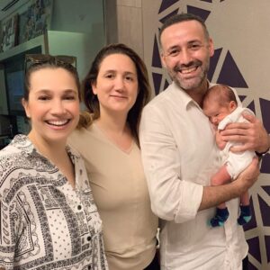 Aziz Aslan Instagram - Bu güzel yolculuğumuzda 
Tecrübesiyle güven veren, soğukkanlılığıyla içimizi rahatlatan, pozitif enerjisiyle modumuzu yükselten ve en nihayetinde Güneş’imizle bizi buluşturan sevgili hocamız @dresraozbasli ve ekibine kocaman teşekkür ederiz 🙏❤️
Ve aynı zamanda yine sayesinde tanıştığımız, sevgili hocamız, güzel insan @drmetegungor ‘e başından sonuna kadar yanımızda olduğu için sonsuz teşekkür ederiz. İyi ki varsınız hocam 🙏❤️