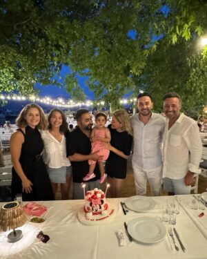 Aziz Aslan Instagram - Harika bir tatili geride bıraktık. Bu güzel buluşmaya ev sahipliği yapan sevgili dostlar  @ozkantorunogullari @fitbybetul ve @oguntorunogullari 🙏🤍🤍 nazik davetiniz için çok teşekkür ederiz. Ellerinize sağlık her şey için.