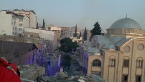Aziz Aslan Instagram - Böyle puslu, sıkıntılı, iç bunaltıcı bir atmosferin içinde, olağanüstü çabayla 88. Saatinde bir genç kızı enkazdan çıkaran mükemmel insanlar. Başta @sararamakurtarma, Azerbaycan’dan gelen arama kurtarma ekibi, ihh arama ekibi ve alanda görevli polis memurlarının 8 saatlik çalışmasıyla 16 yaşında bir genç kız hayata belki de yeniden merhaba dedi🙏 Öte yandan enkaz altından erken müdahale edilemediği için hayatlarını kaybeden canlarımızın sorumlularının hesabını sormak da boynumuzun borcu olsun.