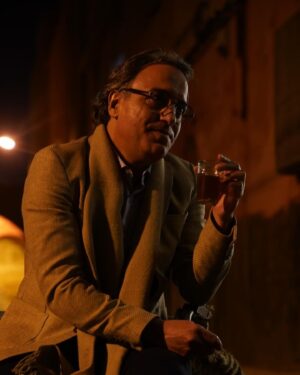Aziz Hattab Instagram - تابعوا مسلسل #بين_لقصور  كل نهار طيلة شهر رمضان المبارك على قناة @mbc5 و منصة @shahid.vod 
قرييييييييبا 🔥
@cedarsart @spectop_officiel 
@fatna_benk 
@hichameljebbari 
@malek_bouchra_officiel 
@mohamed_khouyi_official 
@houda_rihani 
@ladibsaadiaofficiel 
@azizhattabofficiel 
@farahelfassi1 
@saadmouaffak1 
@nada.haddaoui 
@bawss.off 
@hassna.nait 
@anasgamani 
@bahraouihalima 
@marialalouaz 
@said.darif1 
@mehdielb_ 
@akram_souhail_officiel 
@asmakartoubi 
@maryam_elgaraa1 
@lailafadili1 
@hicham_belaoudi 
@ayoubmissioui 
@aminetalidi 
@kamalmoummad 
@hassanboudour 
@machhouur 
@najoua_moufti 
@hind_rouibzi 
@azizdheouir 
@saiddahmaniiii 
@abdeloukkour 
zinbwb 
@oumaima_3asri 
@sanaa_alaoui_official 
@elhabachi_miloud 
@yazidi4638 
@issam_event

#رمضان_يجمعنا #رمضان_كريم #بين_لقصور