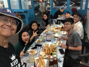 Aziz M. Osman Instagram - Makan malam dengan anak anak dan…ehem…bakal menantu 😏