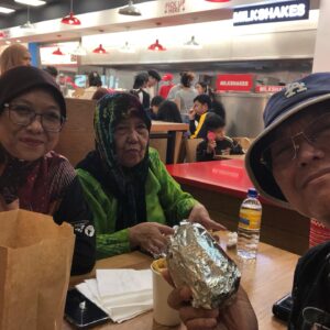 Aziz M. Osman Instagram - Sambut hari ayoh dengan dua orang tokoh ibu…adik saya Dr @azihanothman dan bonda saya @bondafida 🥰