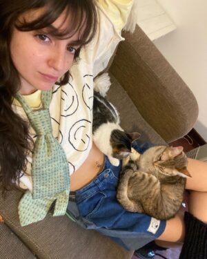 Azul Araya Instagram - en este momento de la película de mi vida estoy resfriada, sensible y llorosa, pero les dejo otros fragmentos del film para que disfruten de los libros y los gatos 🧸💘💘🌹🌹💐💐❤️‍🔥🏹❤️‍🩹