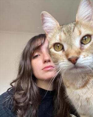 Azul Araya Instagram - en este momento de la película de mi vida estoy resfriada, sensible y llorosa, pero les dejo otros fragmentos del film para que disfruten de los libros y los gatos 🧸💘💘🌹🌹💐💐❤️‍🔥🏹❤️‍🩹