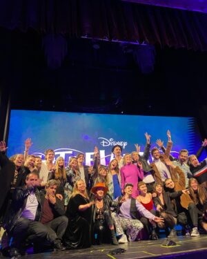 Azul Araya Instagram - Mañana se estrena la segunda temporada de #entrelazados x @disneyplusla y ansió demasiado verla! 
Felicitaciones a todo el equipo! 

El styling de mis sueños lo hizo @acar.actis con la ropa de @haku_u.r.v gracias infinitas
@tatuglikman con vos a todos lados! 🏹