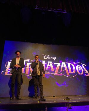 Azul Araya Instagram - Mañana se estrena la segunda temporada de #entrelazados x @disneyplusla y ansió demasiado verla! 
Felicitaciones a todo el equipo! 

El styling de mis sueños lo hizo @acar.actis con la ropa de @haku_u.r.v gracias infinitas
@tatuglikman con vos a todos lados! 🏹