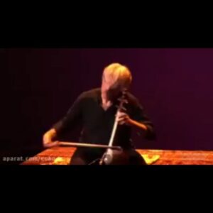 Babak Borzouyeh Instagram - زاد روزتان گرامی باد 
@kayhan_kalhor

 ( زاده ۳ آذر ۱۳۴۲ اسلام آباد غرب ) آهنگساز و نوازنده کمانچه

استاد کلهر  در خانواده‌ای کرمانشاهی و موسیقی‌دوست زاده شد و موسیقی را از پنج سالگی به صورت آزاد آغاز کرد. او دوازده ساله بود که به صورت حرفه‌ای به موسیقیدان پرداخت و در سیزده سالگی با ارکستر رادیو تلویزیون کرمانشاه شروع به همکاری کرد و مدتی کوتاه با گروه شیدا در مرکز هنری «چاووش» همکار بود. او در هفده سالگی مقیم ایتالیا و سپس به نیت ادامه تحصیل به کانادا رفت و در رشته آهنگسازی از دانشگاه کارلتن اتاوا فارغ‌التحصیل شد.
وی ابتدا با گروه دستان کارش را آغاز کرد که حاصل آن اجرای کنسرتی در تالار وحدت در سال‌های اولیه دهه هفتاد بود، با آواز ایرج بسطامی که بعدها آلبوم این کنسرت هم انتشار عمومی یافت. اما او با آلبوم شب، سکوت، کویر، با آواز محمدرضاشجریان به شهرتی خاص دست پیدا کرد. ارکستراسیون و سازبندی مناسب و ابتکاراتی که وی در این کار صرف کرد، آن را به یکی از شاخص‌ترین و پرفروش‌ترین آلبوم‌های دو دهه اخیر تبدیل ساخت.
 در این کار از هنرمندان موسیقی نواحی ایران همانند زنده‌یاد حاج قربان سلیمانی و علی آبچوری و حسین ببی استفاده کرد.
او برای شناساندن موسیقی ایرانی به غیر ایرانی‌ها تلاش بسیاری کرده است، همکاری وی با هنرمندان هندی از جمله «شجاعت حسین‌خان» در مجموعه غزل ۱ و ۲ و ۳ کوارتت کرونوس (Kronos Quartet) (جاده ابریشم)، یویوما و ارکستر فیلارمونیک نیویورک وی را به هنرمندی جهانی تبدیل کرده است و شنوندگان زیادی در بین غیرایرانی‌ها دارد.
او معتقد است: «موزیسین ، موسیقی‌دان یا موسیقی‌شناس باید به ریاضیات، تاریخ و ادبیات آشنا باشند.»
اجرای کنسرت‌های مستقل به صورت بداهه‌نوازی و همراهی با محمدرضا شجریان، حسین علیزاده و همایون شجریان اغلب فعالیت‌های این هنرمند نامی است . پنج آلبوم زمستان است، بی تو به سر نمی‌شود، فریاد، ساز خاموش و سرود مهر، حاصل این همکاری است.
وی همراه با نوازنده باقلامای ترکیه اردال ارزنجان کنسرت‌هایی را هم در مناطق مختلف جهان اجرا کرد و آلبومی نیز با این نوازنده ترک به نام The Wind در شرکت ECM ارائه کرده است.
از جمله آثار دیگر وی می‌توان به آلبوم نخستین دیدار بامدادی که کمانچه‌نوازی و بداهه‌نوازی او در دستگاه چهارگاه  با تنبک پژمان حدادی است، اشاره کرد.
در آینه آسمان که حاصل همنوازی وی با تنبور علی‌اکبر مرادی، نوازنده نامدار تنبور کرمانشاه است، از دیگر کارهایش به‌شمار می‌رود.
 از دیگر آثار وی می‌توان به شب‌های فیروزه‌ای نیشابور به همراه یویوما، موسیقی برای فیلم جاد