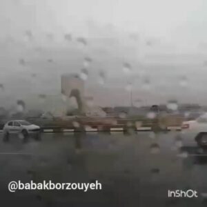 Babak Borzouyeh Instagram - #بنای #آزادی پنجاه ساله شد 
از انقلاب ترافیکش ماند 
و از آزادی میدان !
از استقلال هتل
و از جمهوری خیابانش ...
سال های سال همه چیز تغییر کرد ،
به جز ساندیس هایی که رویشان نوشته اند : 
از اینجا باز کنید
 ولی مردم هنوز 
از آنجا باز میکنند !

#حسين_پناهی
#آزادی #میدان_آزادی
@babakborzouyeh 
.
من رویایی دارم ،
 رویای آزادی  رویای یک رقصِ بی وقفه از شادی  من رویایی دارم ،
 از جنس بیداری  رویای تسکین این درد تکراری 
درد جهانی که از عشق تهی میشه  دردِ درختی که میخشکه از ریشه

درد زنِایی که محکوم آزارن

تعبیرِ این رویا درمون دردامه
 درمون این دردا تعبیر رویامه

رویای من اینه دنیای بی‌ کینه
 دنیای بی‌ کینه رویای من اینه

من رویایی دارم ، رویای رنگارنگ
 رویای دنیایی سبزو بدون جنگ

من رویایی دارم که غیرممکن نیست
دنیایی که پاکه از تابلوهای ایست

دنیایی که بمبو موشک نمیسازه
 موشک روی خواب کودک نمیندازه

دنیایی که تو اون زندونا تعطیلن
 آدمها به جرم پرسش نمی میرن

#روياي_ما
#يغما_گلرويي
#شادمهر
#ابي
@sheednegar
#شیدنگار#بابک_برزویه 
#تهران
#روز_تهران
#آزادی