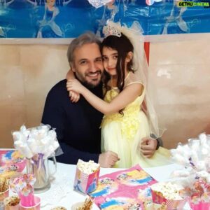 Babak Zarrin Instagram - امروز ۹ دی تولد بیتا جانم هستش 
چقد زود داری بزرگ میشه بیتای بابا
دوست دارم تا همیشه 🌹❤️

#بابک_زرین #بیتازرین#تولد
