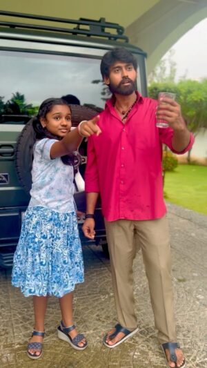 Baby Kaavya Instagram - Hand la Glass’u! Glass la Scotch’u
🎥: @rudran_praveen ❤️