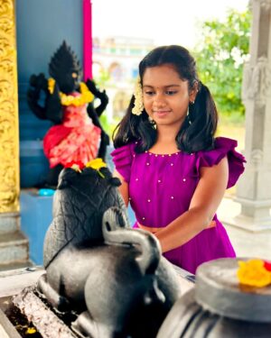 Baby Kaavya Instagram - புன்னகை செய்யுங்கள்…
உங்களை விட அழகானவர்கள் இந்த உலகில் யாருமில்லை…!

👗@fashionfeathers_f2 
📸@aadhirai_soundararajan  Thank you aadesh for the beautiful pics😘
.
.
.
#kaavya #kaavyahoney #narmadha #mahanadhi #vijaytv #serial #childartist #happy #shoot #dress #collab #like