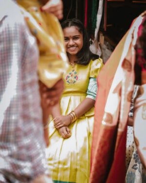 Baby Kaavya Instagram - வழி நெடுக காட்டுமல்லி…
கண்பார்க்கும் கவனமில்லை…

👗@prathis_design_studio
📸sk24official

.
#kaavya #kaavyahoney #narmadha #mahanadhi #vijaytv #traditional #photography