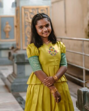 Baby Kaavya Instagram - சின்னச் சின்ன அன்பில்தானே…
ஜீவன் இன்னும் இருக்கு…!

👗@prathis_design_studio
📸sk24official