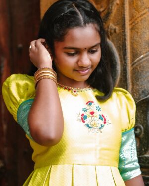Baby Kaavya Instagram - சின்னச் சின்ன அன்பில்தானே…
ஜீவன் இன்னும் இருக்கு…!

👗@prathis_design_studio
📸sk24official