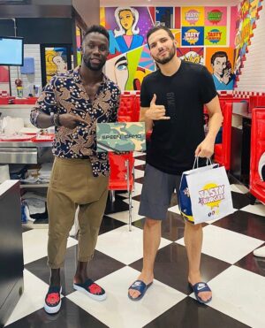 Bacary Sagna Instagram - Un grand plaisir d’avoir pu te recevoir chez @americantastyburger  @wassfreestyle il n’y a pas que le foot qui nous a réuni, un bon burger aussi 🤪 🍔. Et encore Merci pr la @speenstyle . Promis je vais m’entrainer 😅
