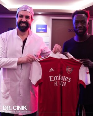 Bacary Sagna Instagram - @dr.cinikhospital effect ✨ Through years having dreadlocks, my scalp was obviously damaged. Didn’t know what to expect but i was pleased to see the result the next day.. No pain, No bleeding.. @dr.emrahcinik you’ve been named man of the match ✨🙏🏿😏