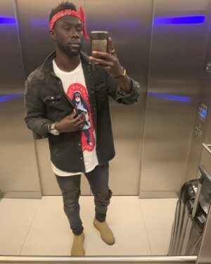 Bacary Sagna Instagram - Hey..!!! i found a new mirror !!! 🤣🤣🤣 #holiday #dubai #uae #sunday