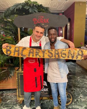 Bacary Sagna Instagram - Thanks @cznburak for this amazing dinner.. gotta go for a run now as i probably put on weight with the amazing food 😍😍😍 shout out @thomasgasparato 💪🏾 #dubai #turkishfood #cznburak #dinner #chef