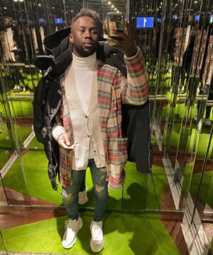 Bacary Sagna Instagram - Yeeeeeeeeees .. it’s a selfie. I gave up on my special door and i even cheated on my regular mirror lol 😜 #selfie